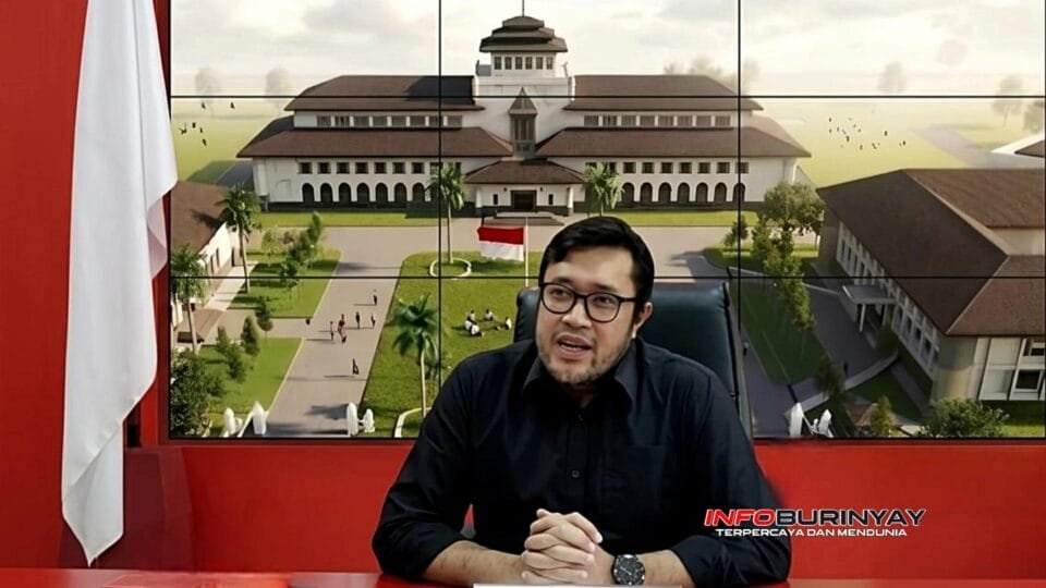 Wakil Ketua DPRD Jawa Barat Ono Surono memberikan keterangan terkait rencana penataan Gedung Sate dan Lapangan Gasibu di Bandung