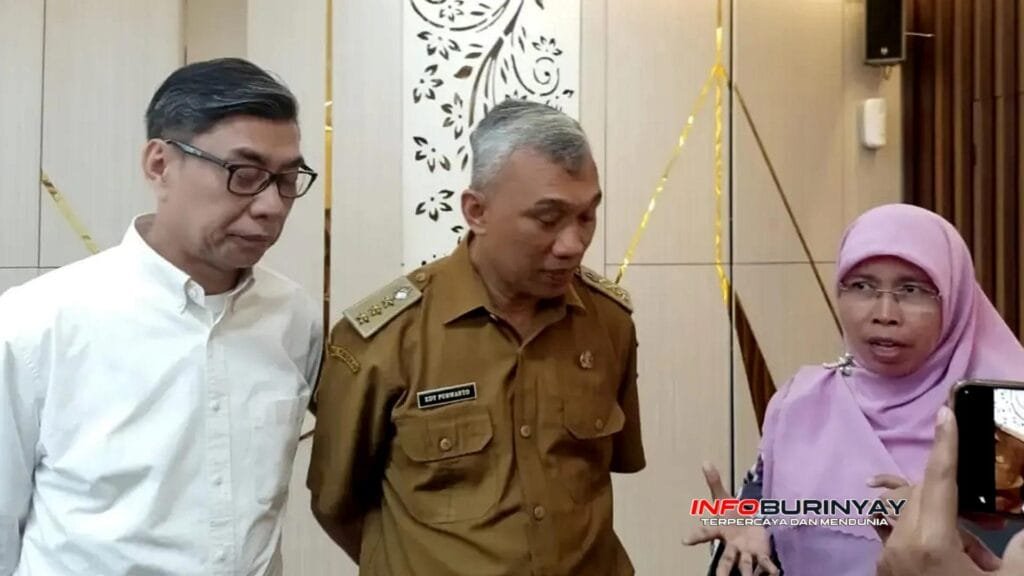 Wakil Ketua Komisi V DPRD Jawa Barat, Siti Muntamah, memberikan keterangan kepada awak media terkait polemik ijazah siswa SMK IDN Jonggol