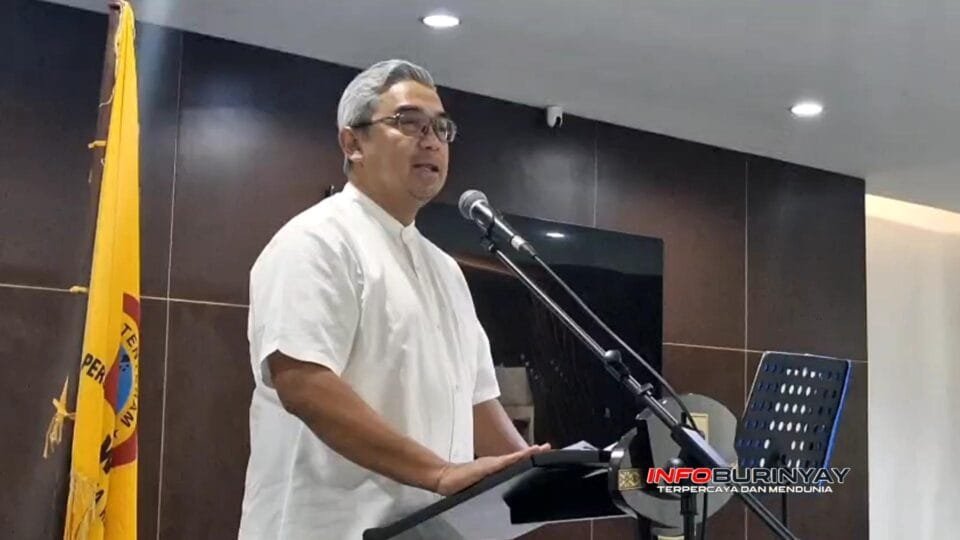 Wali Kota Bandung Muhamad Farhan menyampaikan sambutan pada acara halal bihalal Persatuan Wredatama Republik Indonesia (PWRI) Kota Bandung di Balai Kota