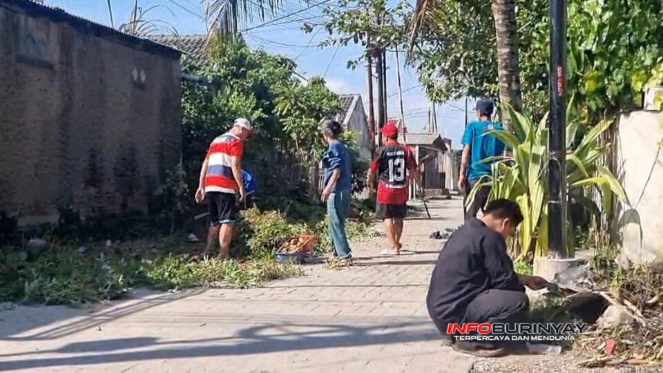 Warga RW 23 Perumahan Rancaekek Permai 2 Jelegong melakukan kerja bakti membersihkan saluran air dan lingkungan