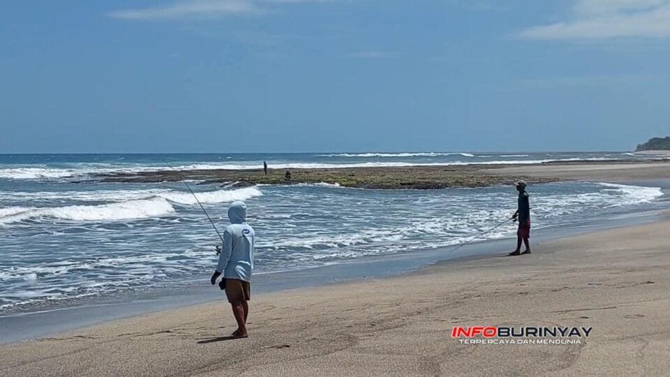 Wisatawan memancing di Pantai Cigadog Garut Selatan dekat Villa Varuna Beach dengan ombak landai dan cuaca cerah