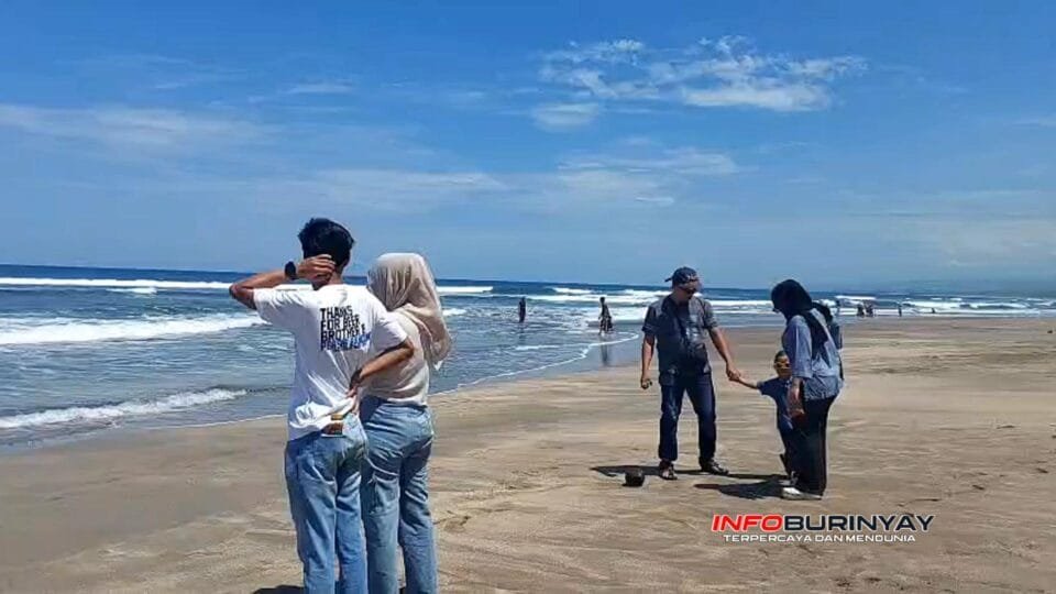 Wisatawan menikmati suasana Pantai Karang Papak Garut dekat Villa Basisir Cikelet