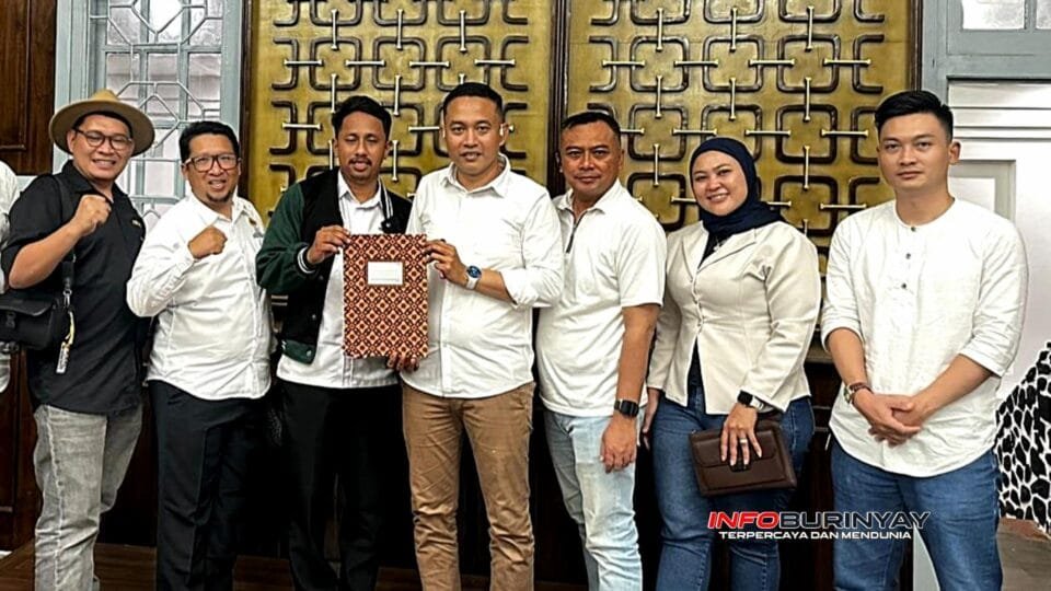 Adhiyta Faturohman didampingi relawan dan pendukung saat mengambil formulir pendaftaran Calon Ketua Umum HIPMI Kabupaten Bandung di Astro Heritage, Kota Bandung.