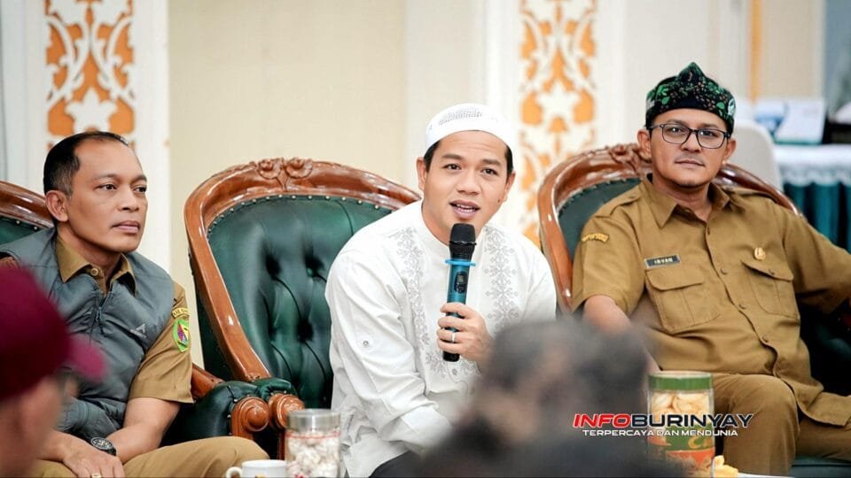 Bupati Bandung Dadang Supriatna berdialog dengan seniman dan budayawan saat membahas penguatan seni budaya di Kabupaten Bandung di Rumah Jabatan Bupati Bandung, Soreang.