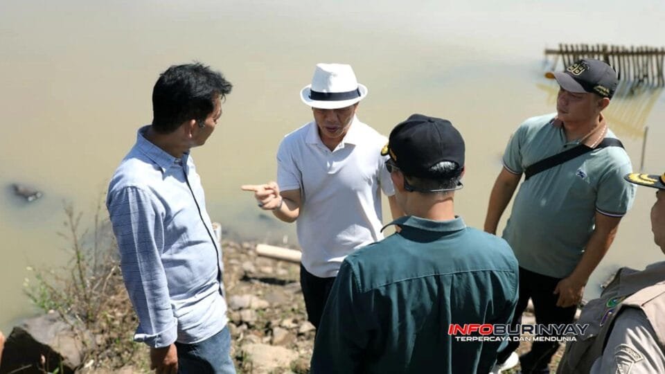 Bupati Bandung Dadang Supriatna berdiskusi di lapangan bersama pejabat daerah dan Asep Romy Romaya saat meninjau lokasi rencana pembangunan danau buatan dan kolam retensi di Desa Tegalluar, Kecamatan Bojongsoang.