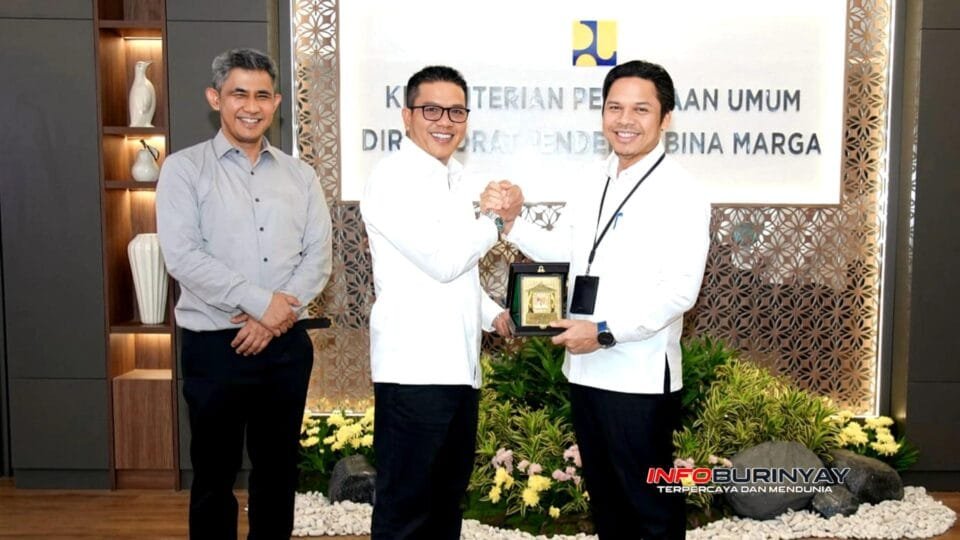 Bupati Bandung Dadang Supriatna berjabat tangan dengan Dirjen Bina Marga Roy Rizali Anwar usai audiensi percepatan infrastruktur di Kementerian PU Jakarta