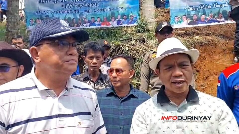 Bupati Bandung Dadang Supriatna bersama Menteri Lingkungan Hidup RI Moh Jumhur Hidayat memberikan keterangan kepada awak media usai aksi tanam pohon May Day 2026 di Pasirjambu Kabupaten Bandung.