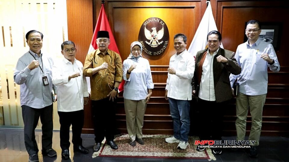 Bupati Bandung Dadang Supriatna bersama jajaran APKASI menghadiri audiensi dengan Menteri PAN-RB Rini Widyantini di Kantor Kementerian PAN-RB, Jakarta, membahas solusi PPPK dan reformasi birokrasi daerah.