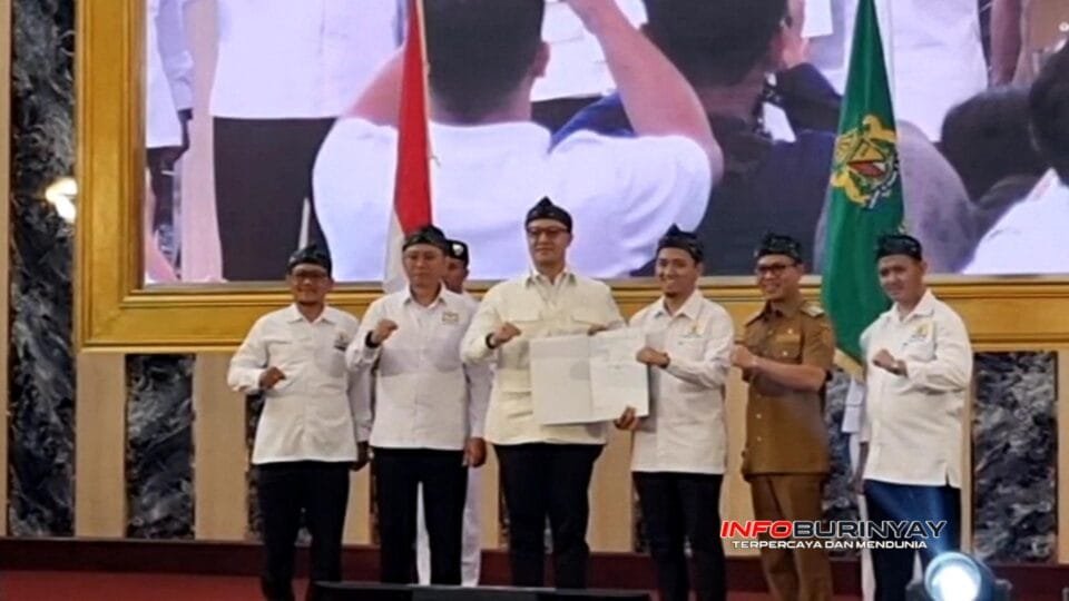 Bupati Bandung Dadang Supriatna bersama jajaran KADIN Jawa Barat dan pengurus KADIN Kabupaten Bandung mengukuhkan Mohamad Iqbal sebagai Ketua KADIN Kabupaten Bandung periode 2026-2031 di Hotel Sutan Raja Soreang.