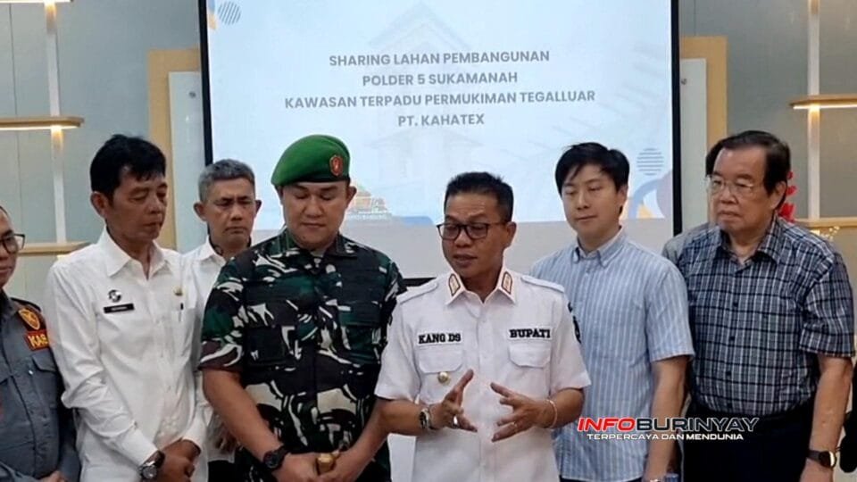 Bupati Bandung Dadang Supriatna bersama jajaran pemerintah daerah dan manajemen PT Kahatex membahas rencana pembangunan polder di Sukamanah, Tegal Luar, untuk pengendalian banjir