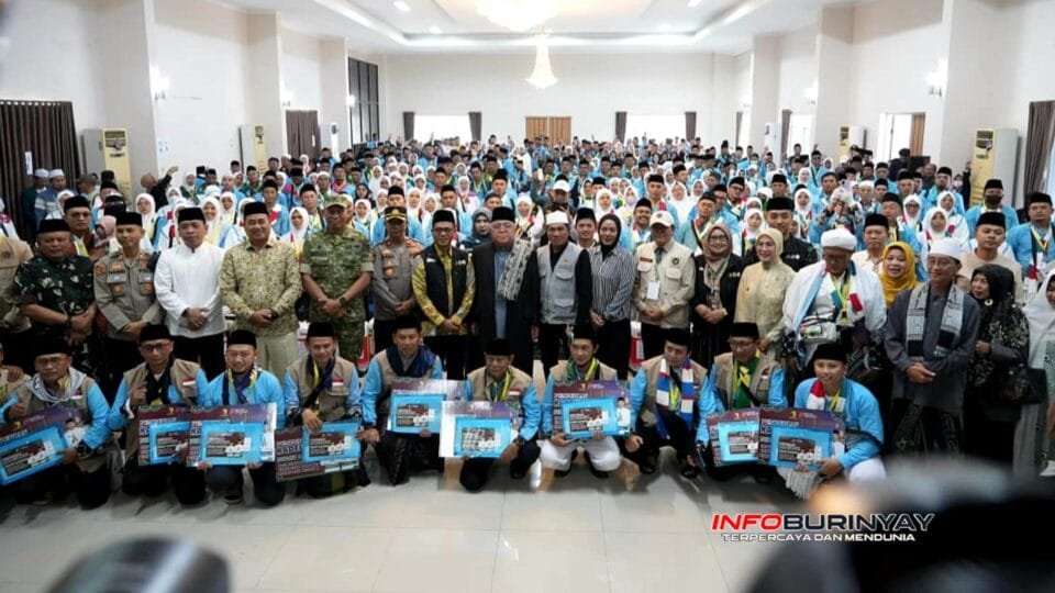 Bupati Bandung Dadang Supriatna bersama ratusan calon jemaah haji Kloter 24 KJT saat pelepasan keberangkatan haji di Gedung Cendrawasih Lanud Sulaiman Kabupaten Bandung