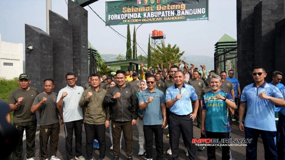 Bupati Bandung Dadang Supriatna bersama unsur Forkopimda Kabupaten Bandung mengikuti olahraga bersama di Kodim 0624 Kabupaten Bandung, Jumat (2252026).