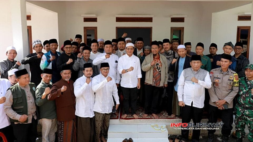 Bupati Bandung Dadang Supriatna foto bersama para pengasuh dan pengelola pesantren saat menghadiri agenda Ngonten di Ponpes Miftahul Jaza Cangkuang Kabupaten Bandung