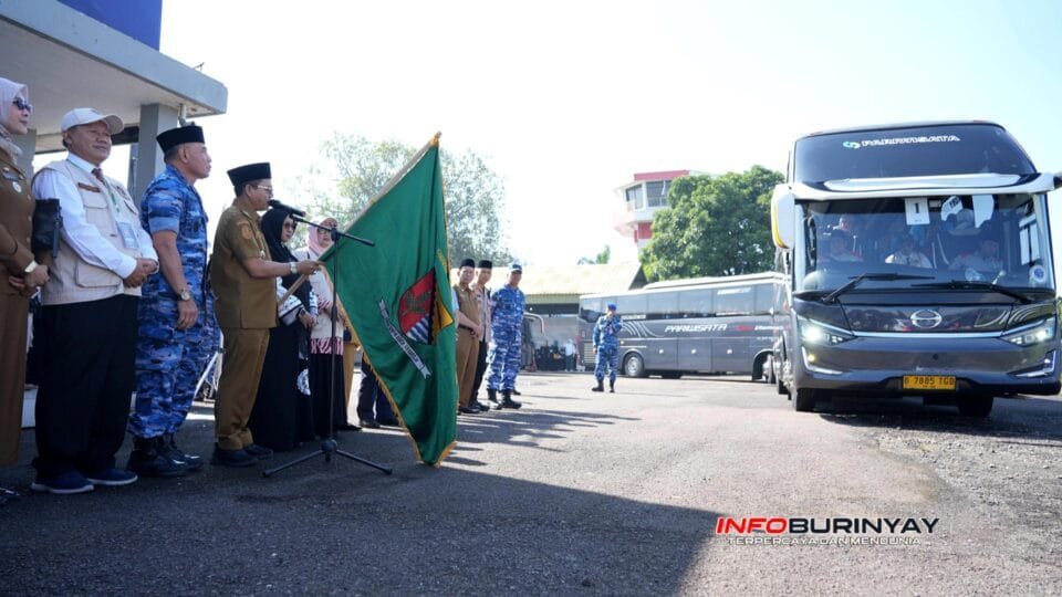 Bupati Bandung Dadang Supriatna melepas keberangkatan jemaah calon haji Kloter 38 Kabupaten Bandung Tahun 1447 H2026 M yang didominasi jemaah lansia dan perempuan.