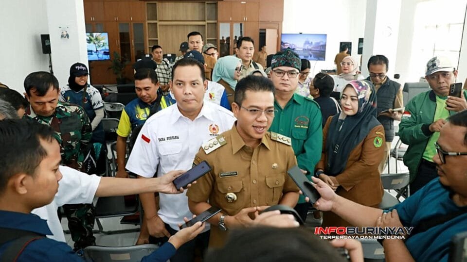 Bupati Bandung Dadang Supriatna memberikan keterangan kepada awak media usai koordinasi persiapan Porprov Jabar 2026 bersama KONI dan cabang olahraga di Kantor Dispora Kabupaten Bandung.