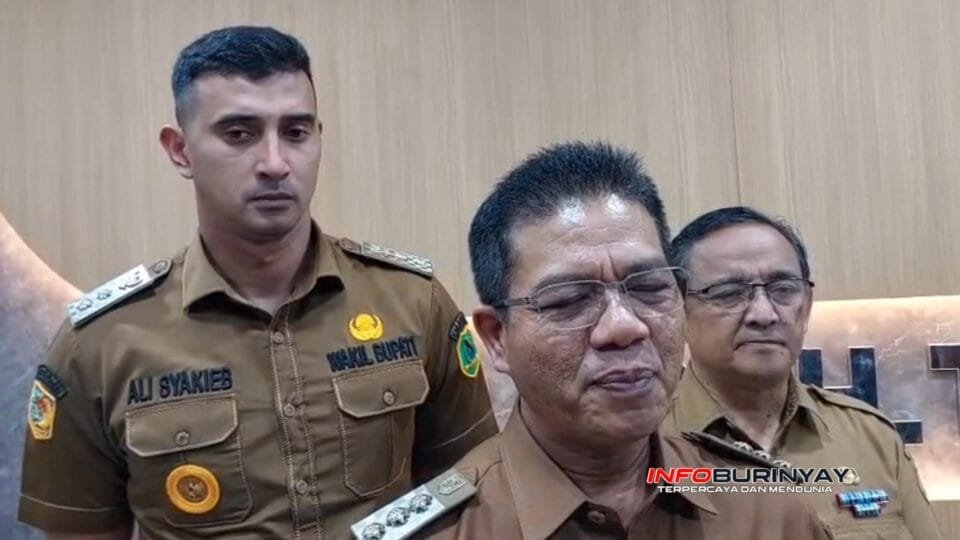 Bupati Bandung Dadang Supriatna memberikan keterangan kepada awak media usai menghadiri Kick Off SPMB 20262027 di Gedung Mohamad Toha, Soreang, Kabupaten Bandung.