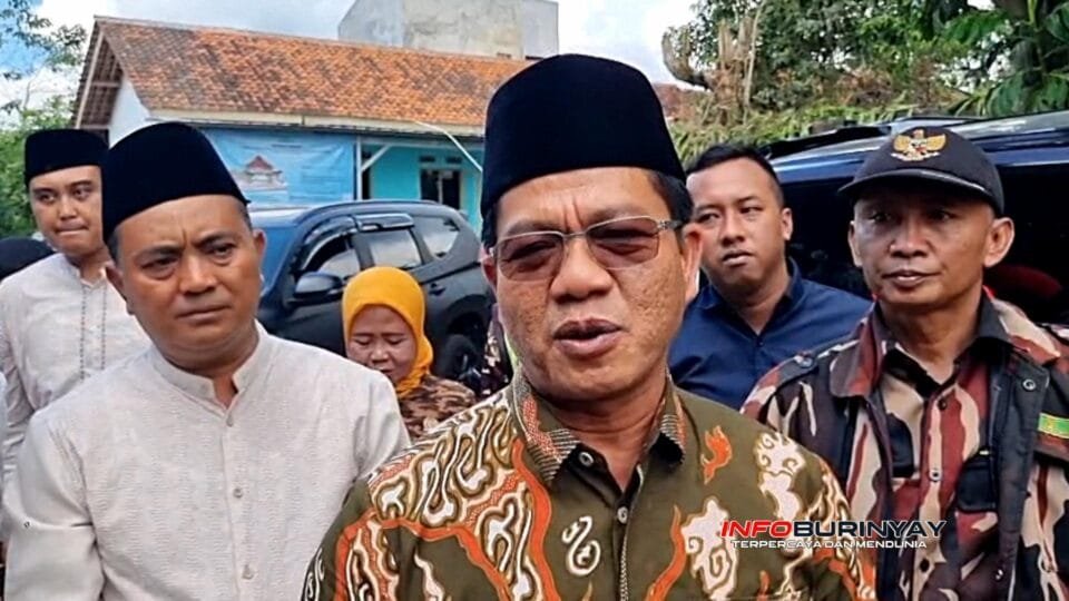 Bupati Bandung Dadang Supriatna memberikan keterangan kepada awak media usai peletakan batu pertama renovasi dan perluasan Masjid Besar Cikancung di Desa Cikasungka, Kecamatan Cikancung, Minggu (2452026).
