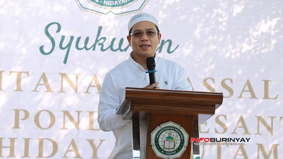 Bupati Bandung Dadang Supriatna memberikan sambutan saat menghadiri tasyakuran khitanan massal gratis di Ponpes Al Hidayah Ciparay.