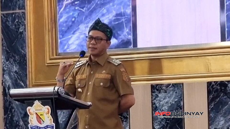 Bupati Bandung Dadang Supriatna memberikan sambutan saat pengukuhan Ketua KADIN Kabupaten Bandung Tahun 2026 di Hotel Sutan Raja Soreang.