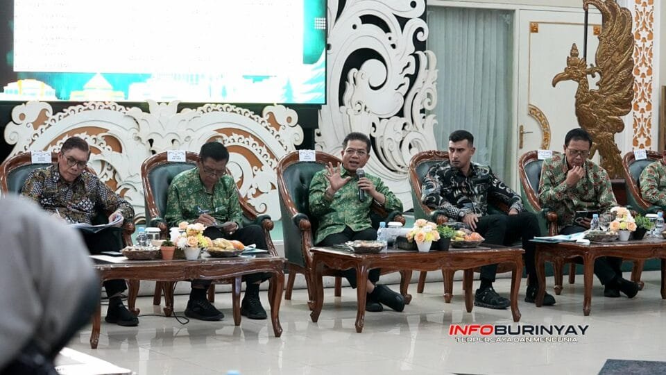 Bupati Bandung Dadang Supriatna memimpin rapat koordinasi bulanan Pemkab Bandung di Rumah Dinas Bupati Soreang terkait pendapatan daerah dan penanganan sampah.