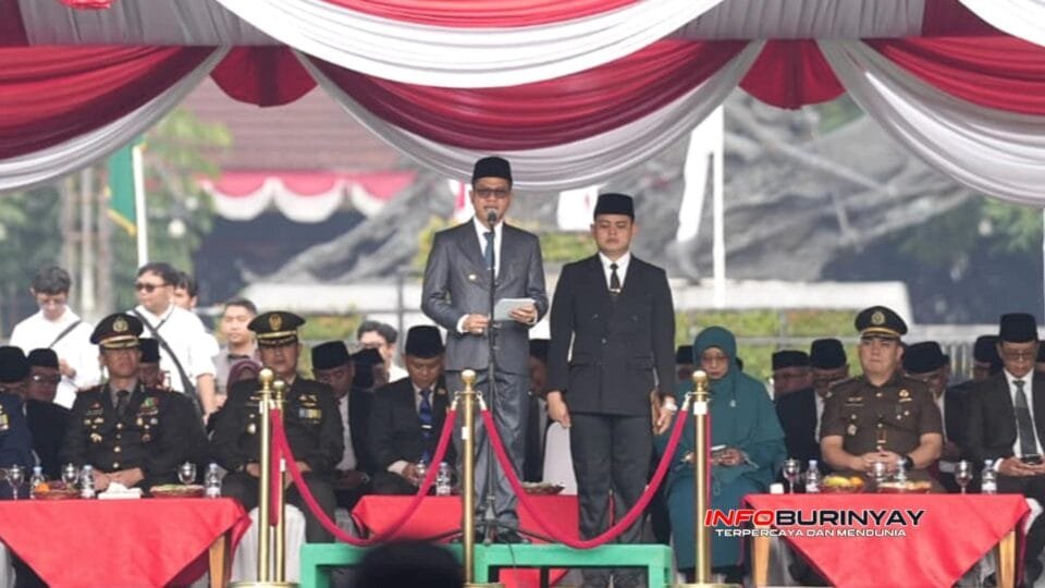 Bupati Bandung Dadang Supriatna memimpin upacara peringatan Hari Pendidikan Nasional, Hari Otonomi Daerah, dan Hari Buruh Internasional di Lapangan Upakarti
