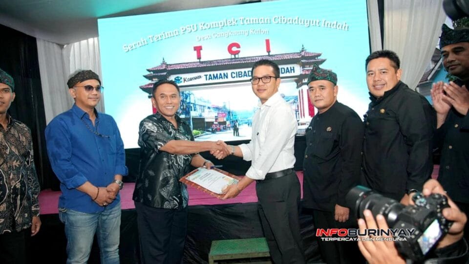 Bupati Bandung Dadang Supriatna menerima penyerahan PSU Perumahan Taman Cibaduyut Indah dari PT Marga Tirta Kencana di Desa Cangkuang Kulon, Dayeuhkolot.