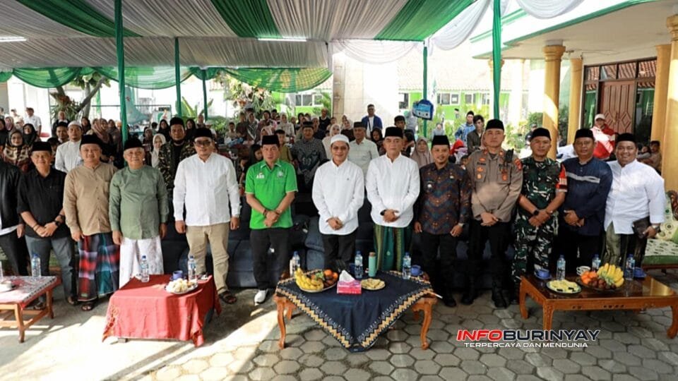 Bupati Bandung Dadang Supriatna menghadiri tasyakuran khitanan massal Yayasan Ponpes Al Hidayah di Desa Sumbersari Kecamatan Ciparay Kabupaten Bandung.