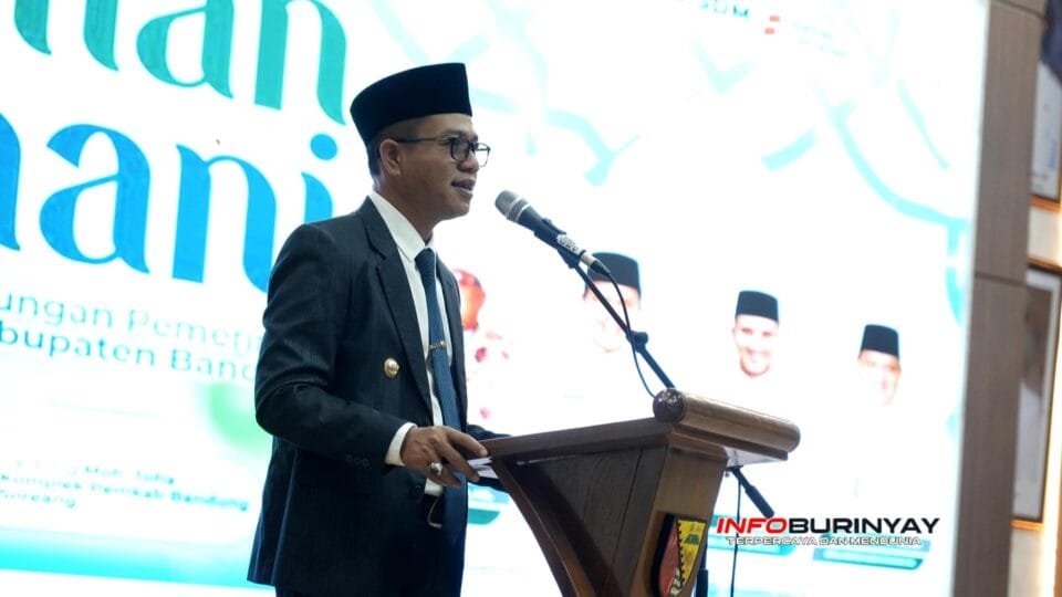 Bupati Bandung Dadang Supriatna menyampaikan sambutan dalam kegiatan siraman rohani ASN di Gedung Moh Toha