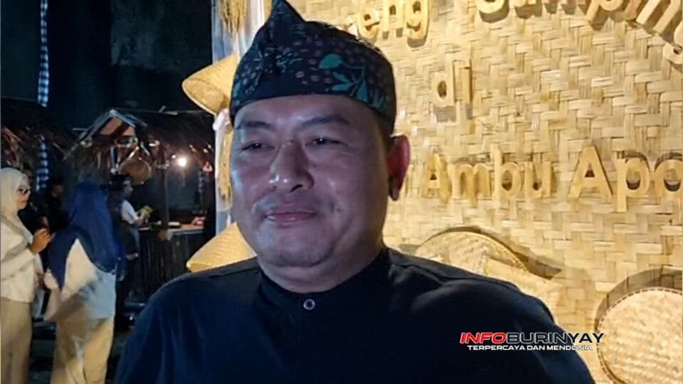 Camat Rancaekek Gugum Gumilar, S.STP., M.Si., memberikan keterangan kepada awak media saat menghadiri kegiatan Ngareungeu Bulan di Lembur Ambu Apon, Desa Sukamanah, Kecamatan Rancaekek, Kabupaten Bandung, Sabtu (3052026) malam.