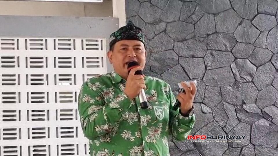 Camat Rancaekek H. Gugum Gumilar memberikan sambutan saat kegiatan penyerahan e-KTP pemula kepada siswa SMAN 1 Rancaekek di Kabupaten Bandung.