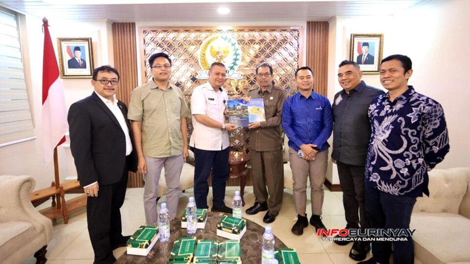 DPRD Jawa Barat menyerahkan dokumen usulan 10 Calon Daerah Otonomi Baru kepada DPD RI dalam pertemuan resmi di Jakarta