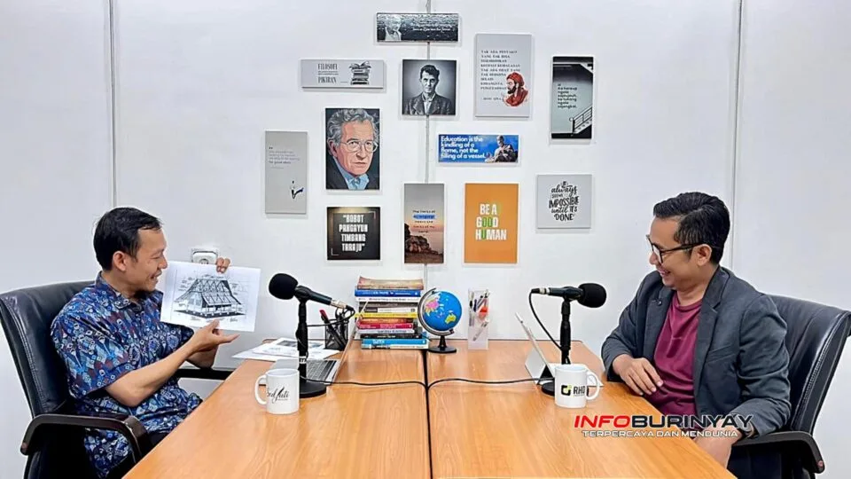 Dosen DKV Universitas Adhirajasa Reswara Sanjaya, Iwan Muhammad Ridwan, menjelaskan filosofi rumah adat Sunda dan arsitektur Julang Ngapak dalam wawancara di kanal YouTube RHD Creative Network.