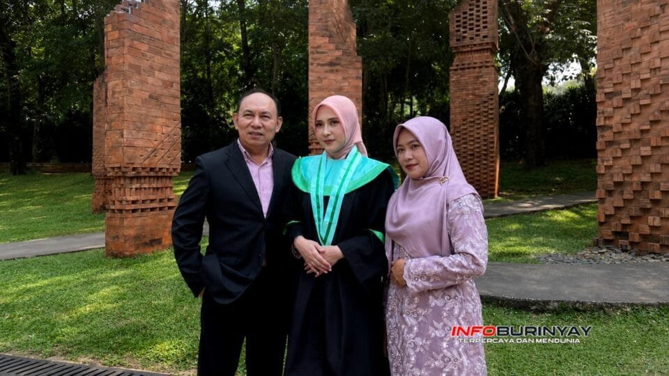 Ghaesani Budi Yusrina berfoto bersama kedua orang tuanya usai mengikuti Wisuda ke-76 UPN Veteran Jakarta di Jakarta Convention Center, Senin 18 Mei 2026.