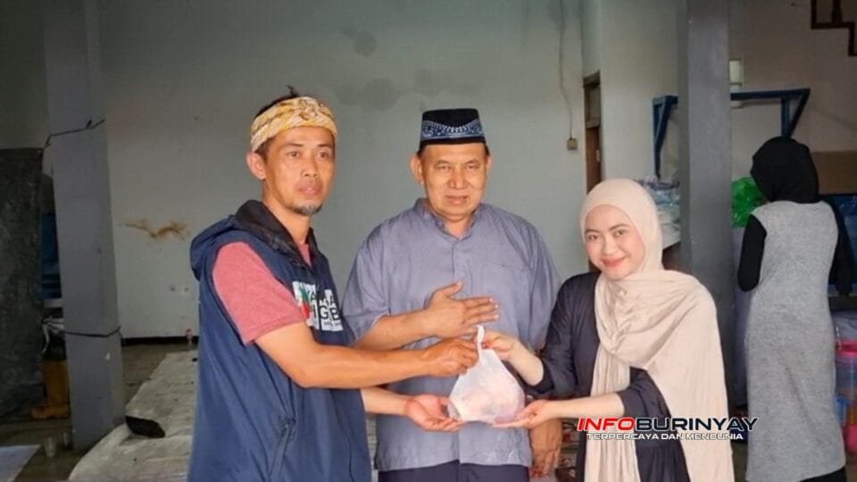 H. Budiyono menyerahkan paket daging kurban kepada warga saat pembagian ribuan paket daging Iduladha 1447 Hijriah di Cileunyi Kulon, Kabupaten Bandung.