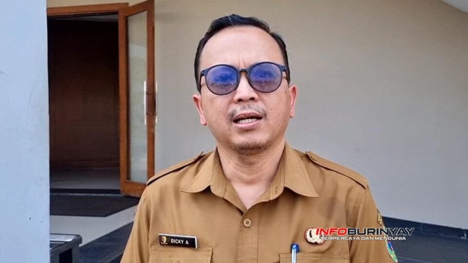 H. Dicky Anugrah Plt Kepala Disperdagin Kabupaten Bandung ajak KADIN perkuat perdagangan dan industri saat wawancara di Soreang