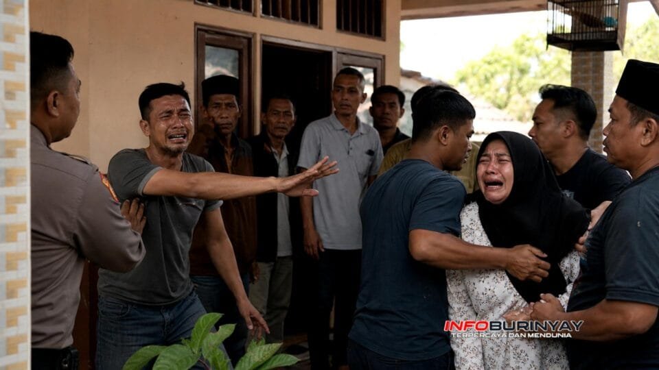 Ilustrasi keributan keluarga saat konflik nikah siri di Ciparay, seorang pria menangis ketika istrinya dibawa keluarganya.