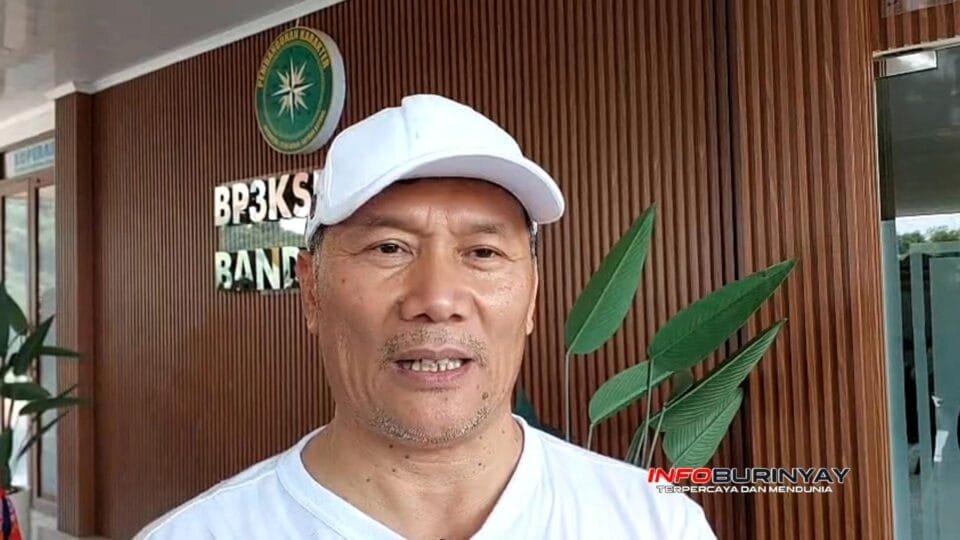 Kadisnaker Kabupaten Bandung Dadang Komara memberikan keterangan terkait strategi penekanan angka pengangguran pada peringatan May Day 2026 di Pasirjambu.