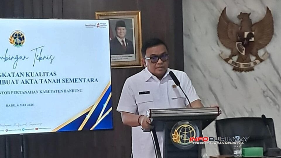 Kepala ATRBPN Kabupaten Bandung Iim Rohiman menyampaikan sambutan dalam Bimtek PPATS di Soreang