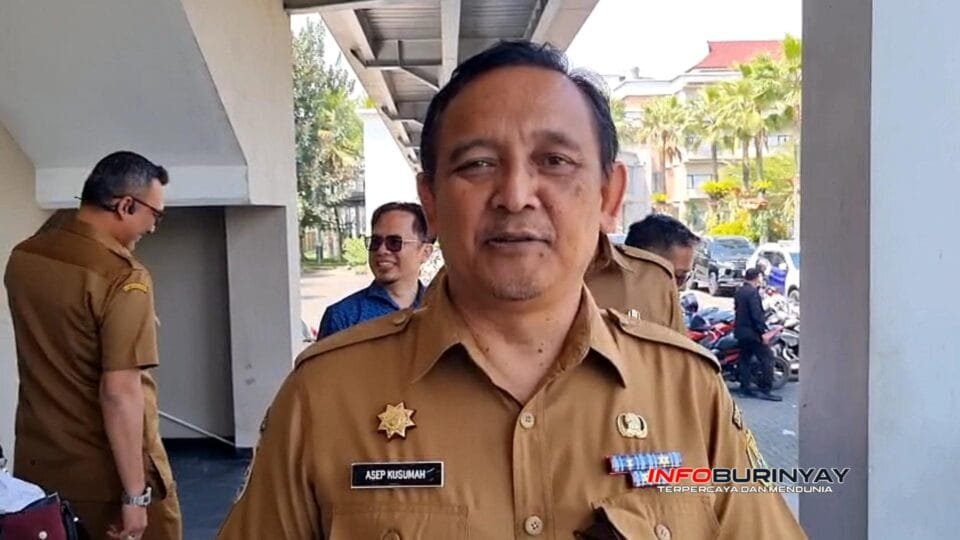 Kepala Dinas Pendidikan Kabupaten Bandung H. Asep Kusumah memberikan keterangan usai menghadiri Pengukuhan Ketua KADIN Kabupaten Bandung Tahun 2026 di Soreang.