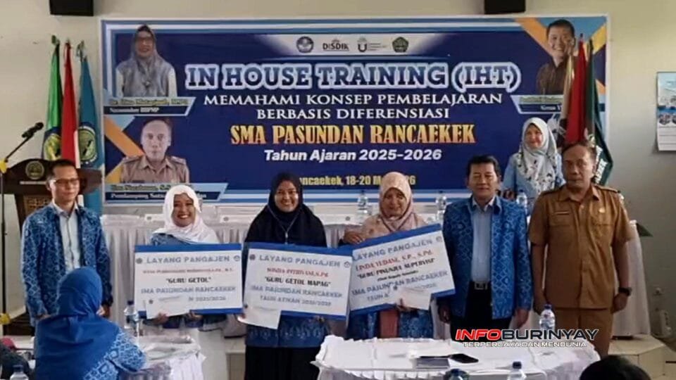 Kepala SMA Pasundan Rancaekek bersama Ketua YPDM Pasundan dan para guru penerima penghargaan saat pembukaan In House Training pembelajaran diferensiasi Tahun Ajaran 2025-2026 di Aula SMA Pasundan Rancaekek, Kabupaten Bandung.