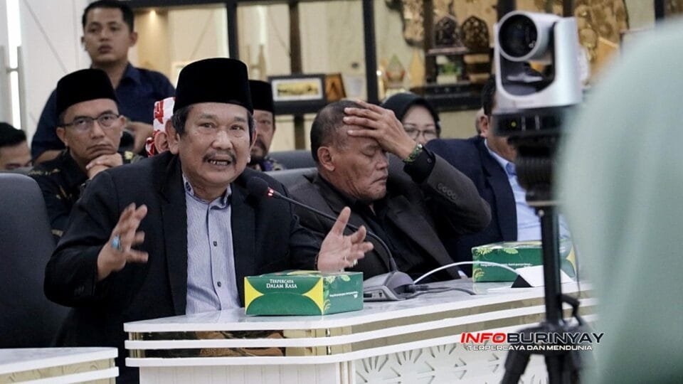 Ketua Umum PM Gatra Rd. H. Holil Aksan Umarzen menyampaikan pemaparan terkait strategi perjuangan CDOB Garut Utara dalam rapat organisasi di Garut.