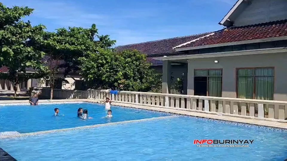 Kolam renang Villa Varuna Beach Garut Selatan dengan tamu berenang di depan bangunan vila dekat Pantai Cidadap