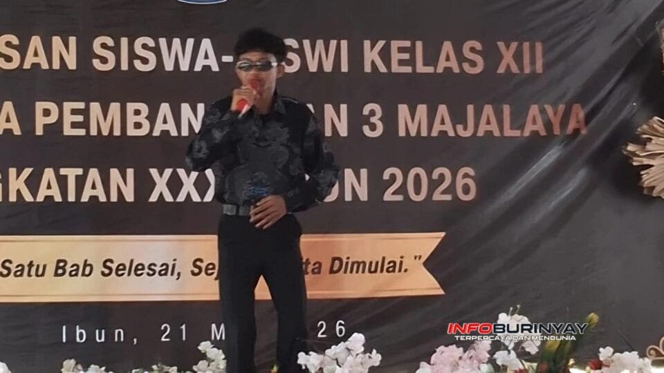 Leonar Setraduta tampil membawakan kawih Sunda saat acara perpisahan siswa kelas XII SMK KP 3 Majalaya di Kabupaten Bandung.