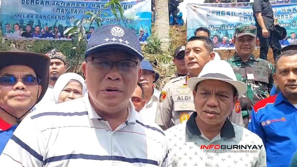 Menteri Lingkungan Hidup RI Jumhur Hidayat didampingi Bupati Bandung Dadang Supriatna memberikan keterangan usai aksi tanam pohon pada puncak May Day 2026 di Pasirjambu Kabupaten Bandung