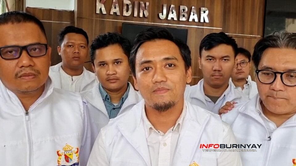 Mohamad Iqbal memberikan keterangan kepada awak media usai menyerahkan formulir pendaftaran calon Ketua Kadin Kabupaten Bandung di Bandung