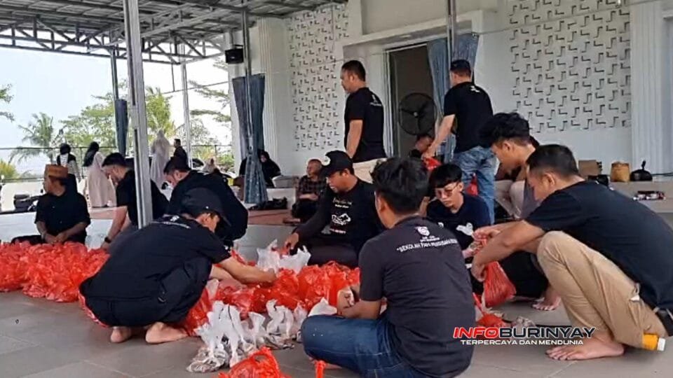Para student dan coach Skye Digipreneur School Rancaekek mengemas daging sapi kurban hasil tabungan harian siswa untuk dibagikan kepada warga sekitar saat kegiatan Iduladha 2026.