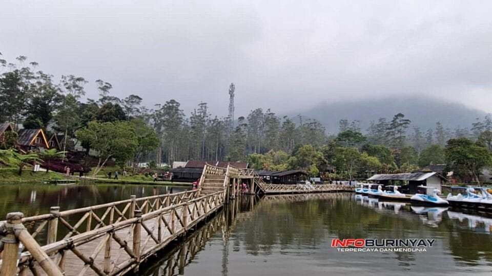 Pemandangan danau wisata dan area perahu angsa di eMTe Highland Resort Rancabali, Bandung Selatan.