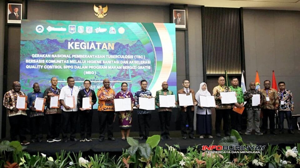 Penandatanganan dan deklarasi bersama 42 kepala daerah se-Tanah Papua dalam Gerakan Nasional Pemberantasan Tuberkulosis (TBC) Berbasis Komunitas di Kota Sorong, Papua Barat Daya, Sabtu (3052026)