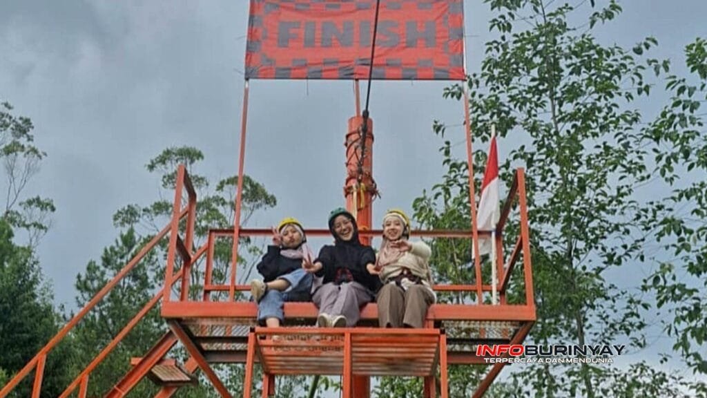 Pengunjung bersiap mencoba wahana flying fox di eMTe Highland Resort Rancabali, Kabupaten Bandung.