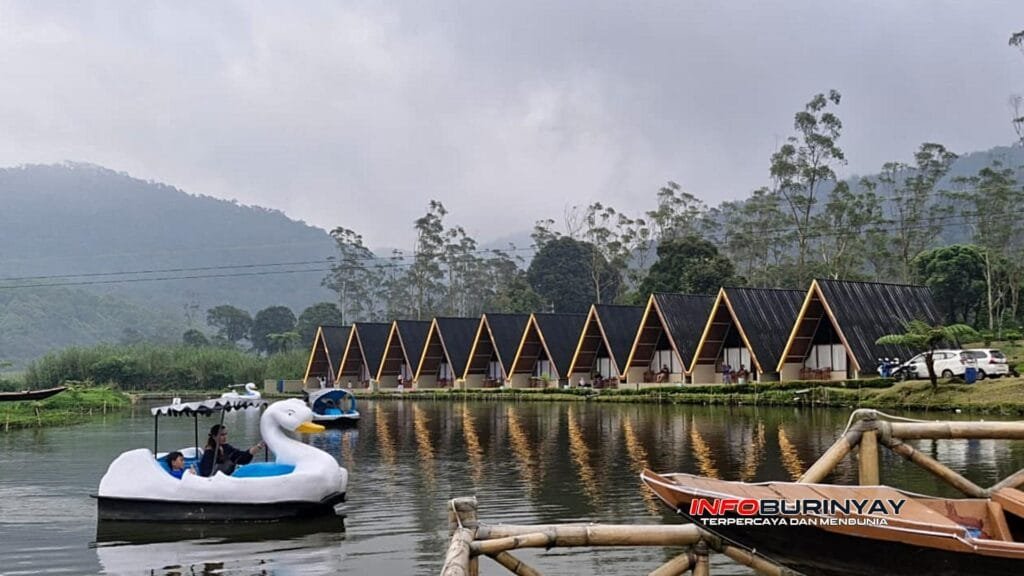 Pengunjung menikmati wahana perahu angsa di danau buatan eMTe Highland Resort Rancabali, Kabupaten Bandung.